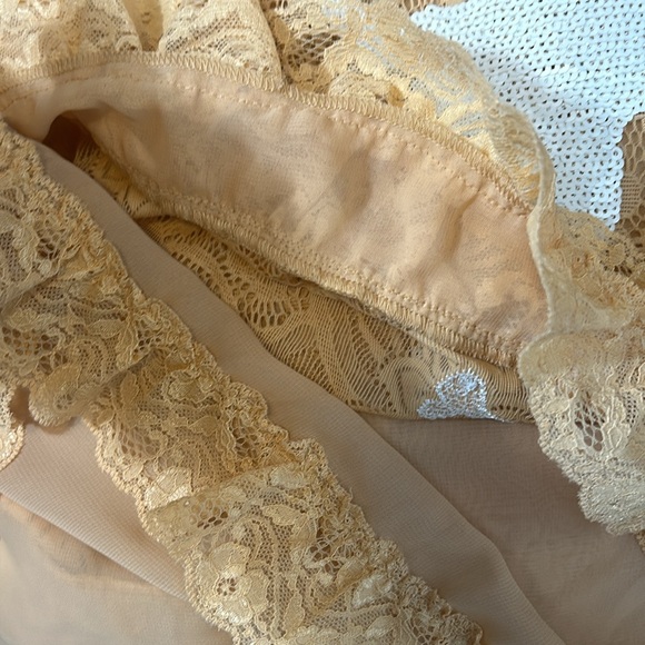 Wildfox lace mini cream ruffle skirt size small - Picture 7 of 9